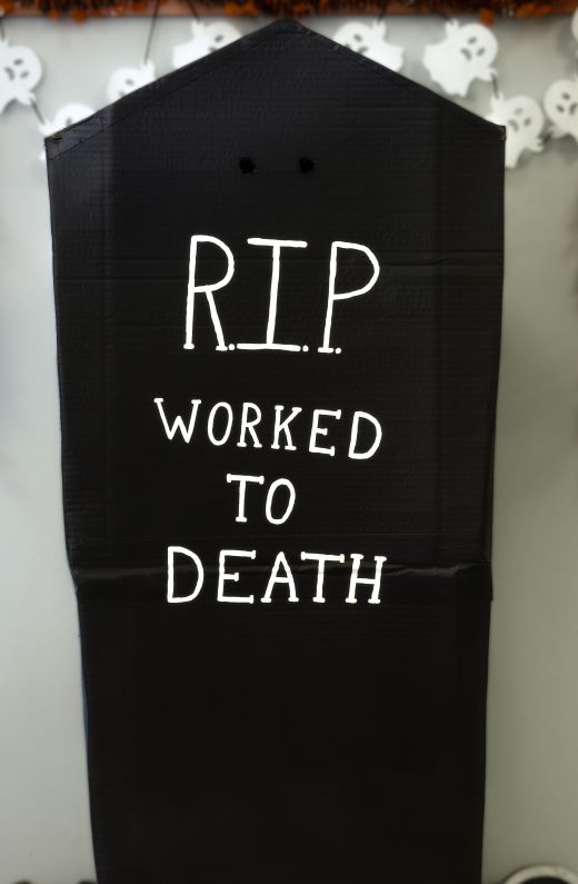 Dead on Halloween - Julia as a coffin